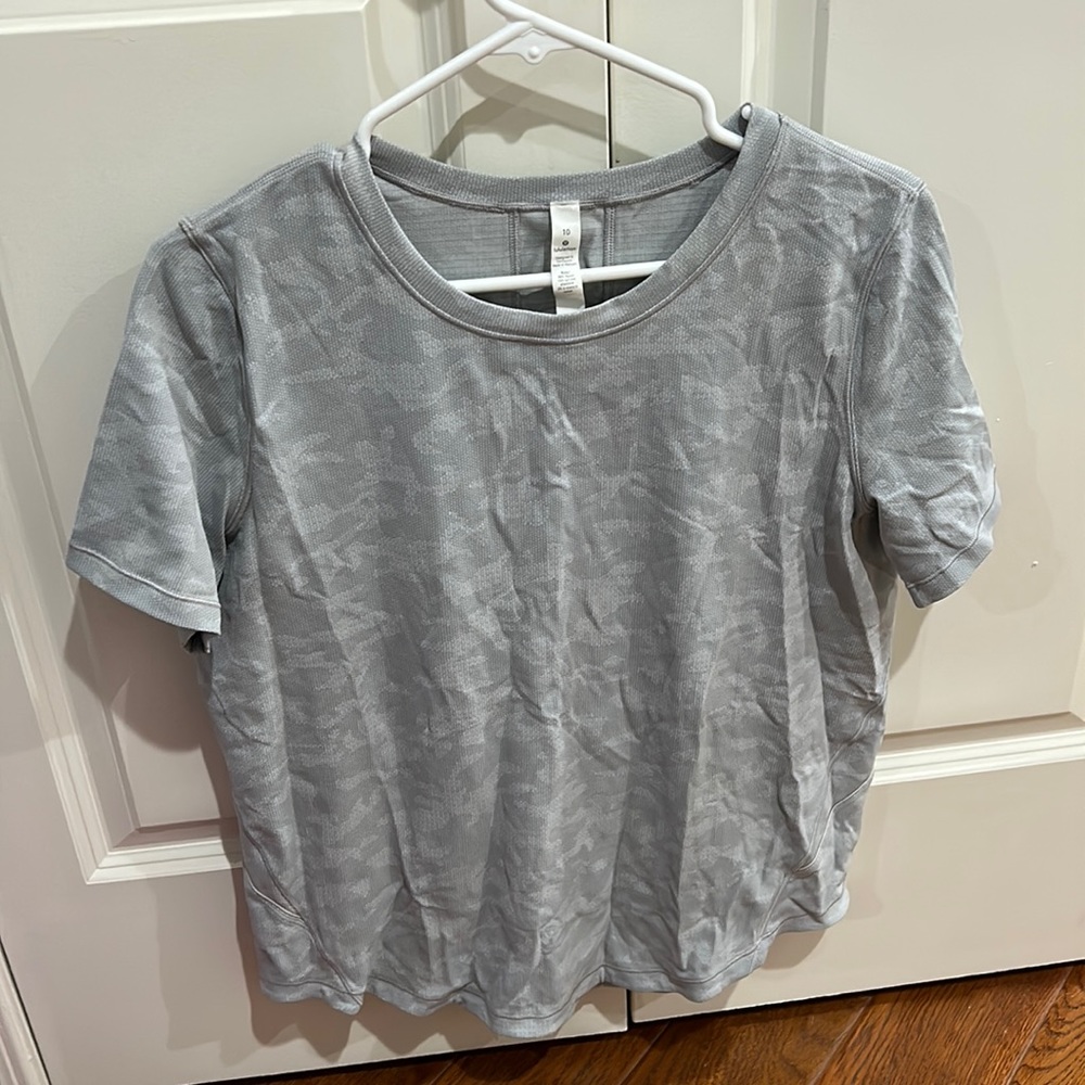Lulu Lemon size 10 top. Gray print